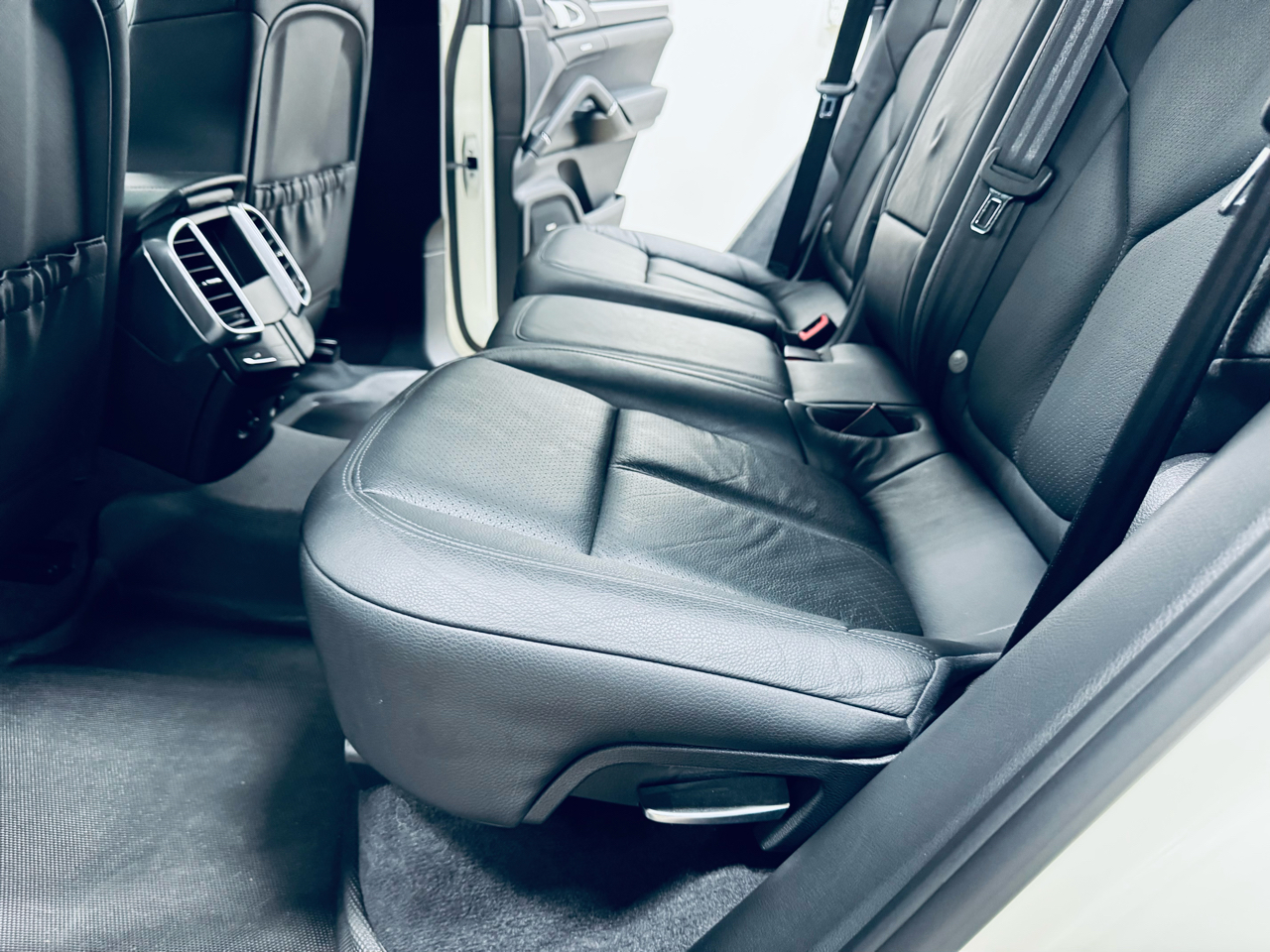 2011 Porsche Cayenne photo 26