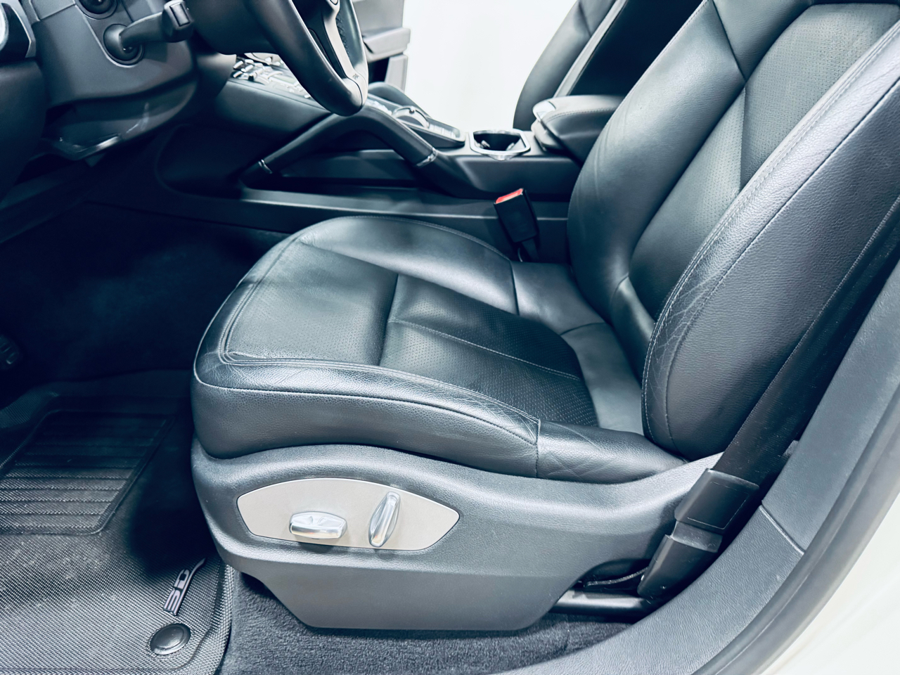 2011 Porsche Cayenne photo 24