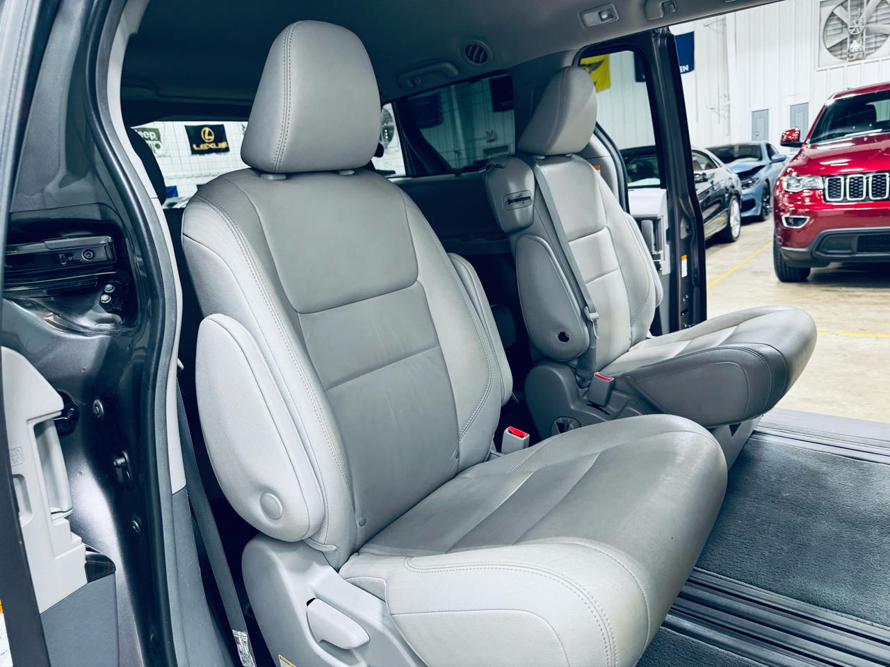 Toyota Sienna XLE Auto Access Seat FWD 7-Passenger (Natl) 2019 Toyota Sienna XLE Auto Access Seat FWD 7-Passenger (Natl) 2019