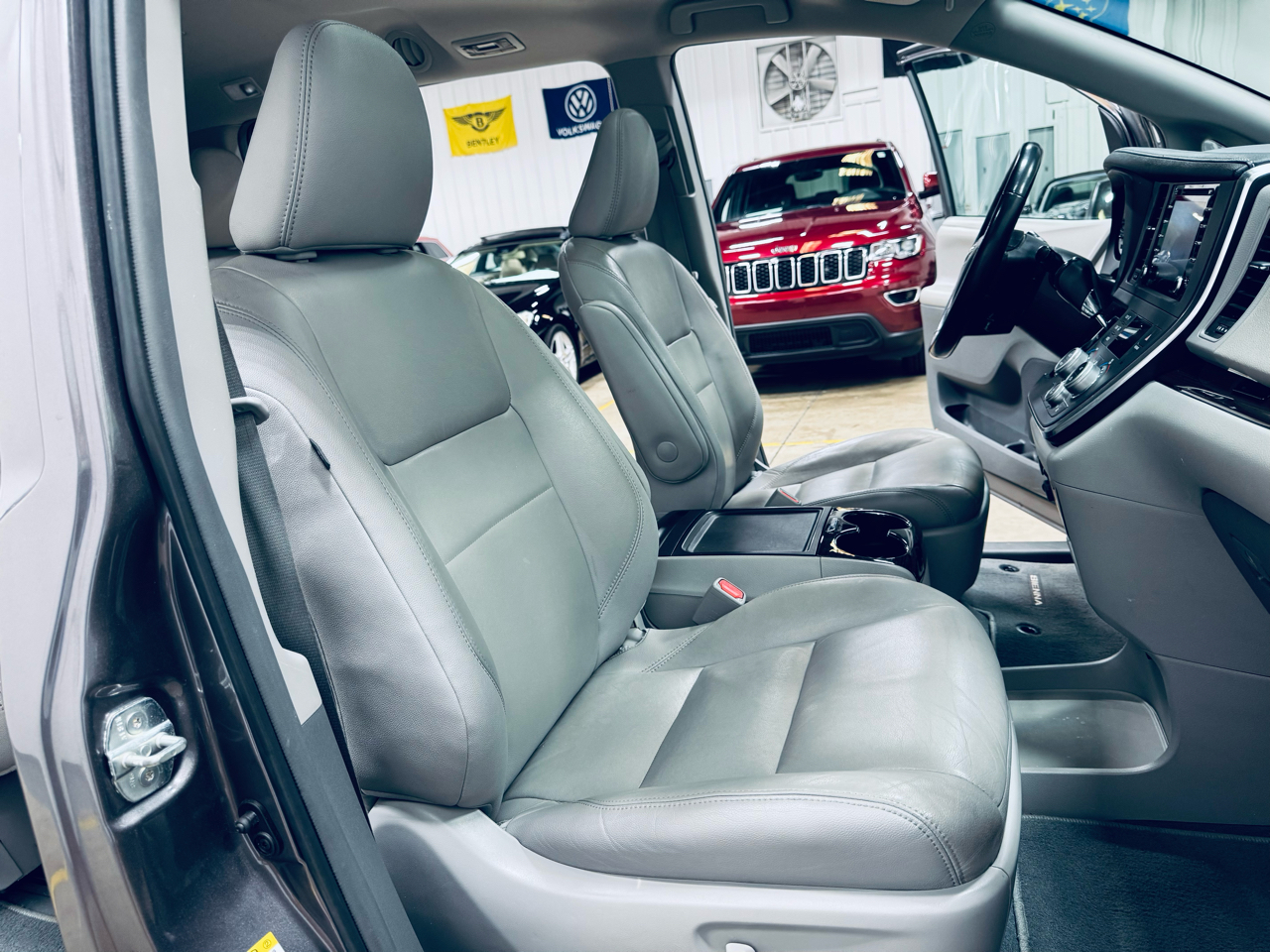 Toyota Sienna XLE Auto Access Seat FWD 7-Passenger (Natl) 2019 Toyota Sienna XLE Auto Access Seat FWD 7-Passenger (Natl) 2019