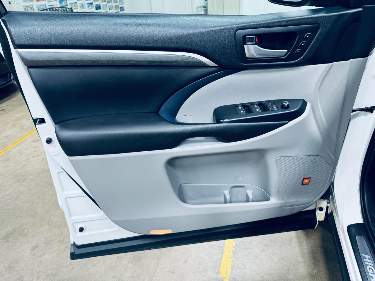 Toyota Highlander Limited V6 FWD (Natl) 2017