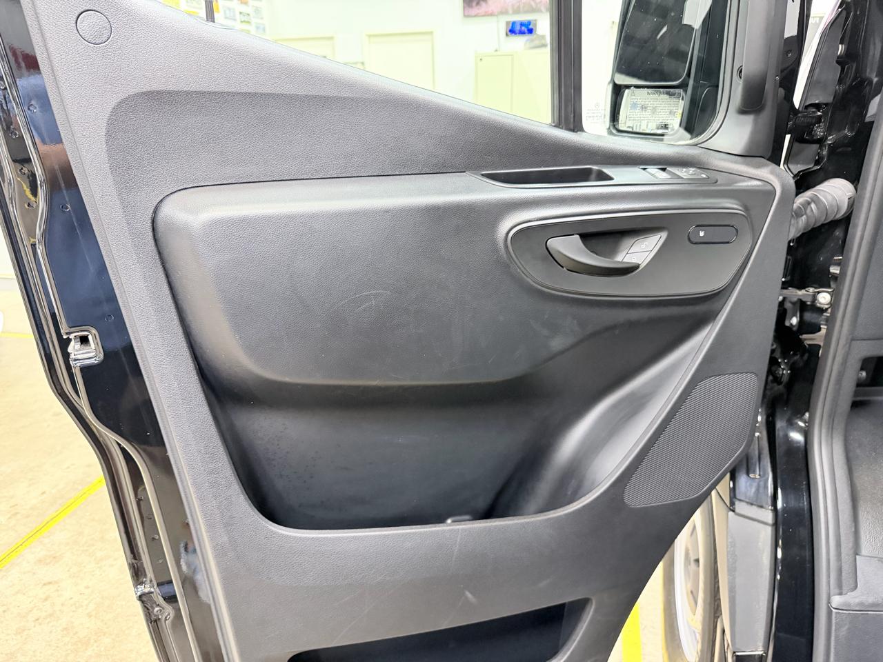 Mercedes-Benz Sprinter Passenger Van 2500 High Roof I4 Diesel 170" RWD 2025