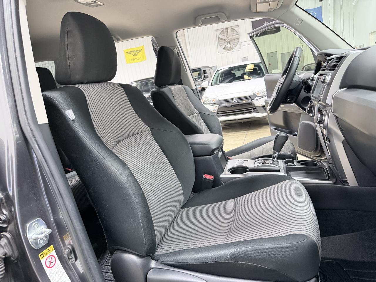 Toyota 4Runner SR5 Premium 2WD (Natl) 2017