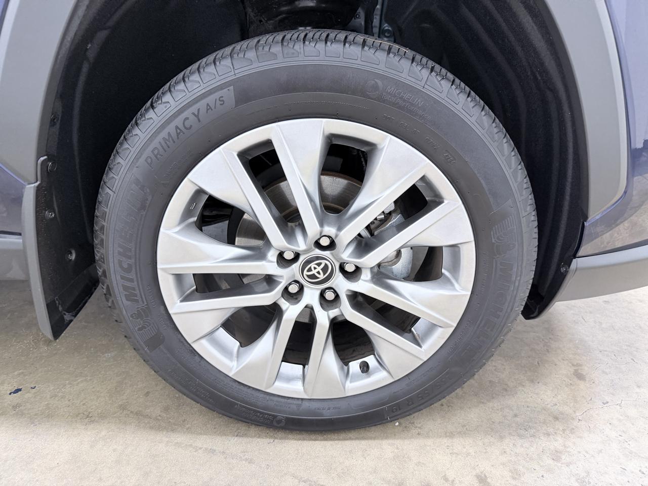 Toyota RAV4 XLE Premium FWD (Natl) 2025