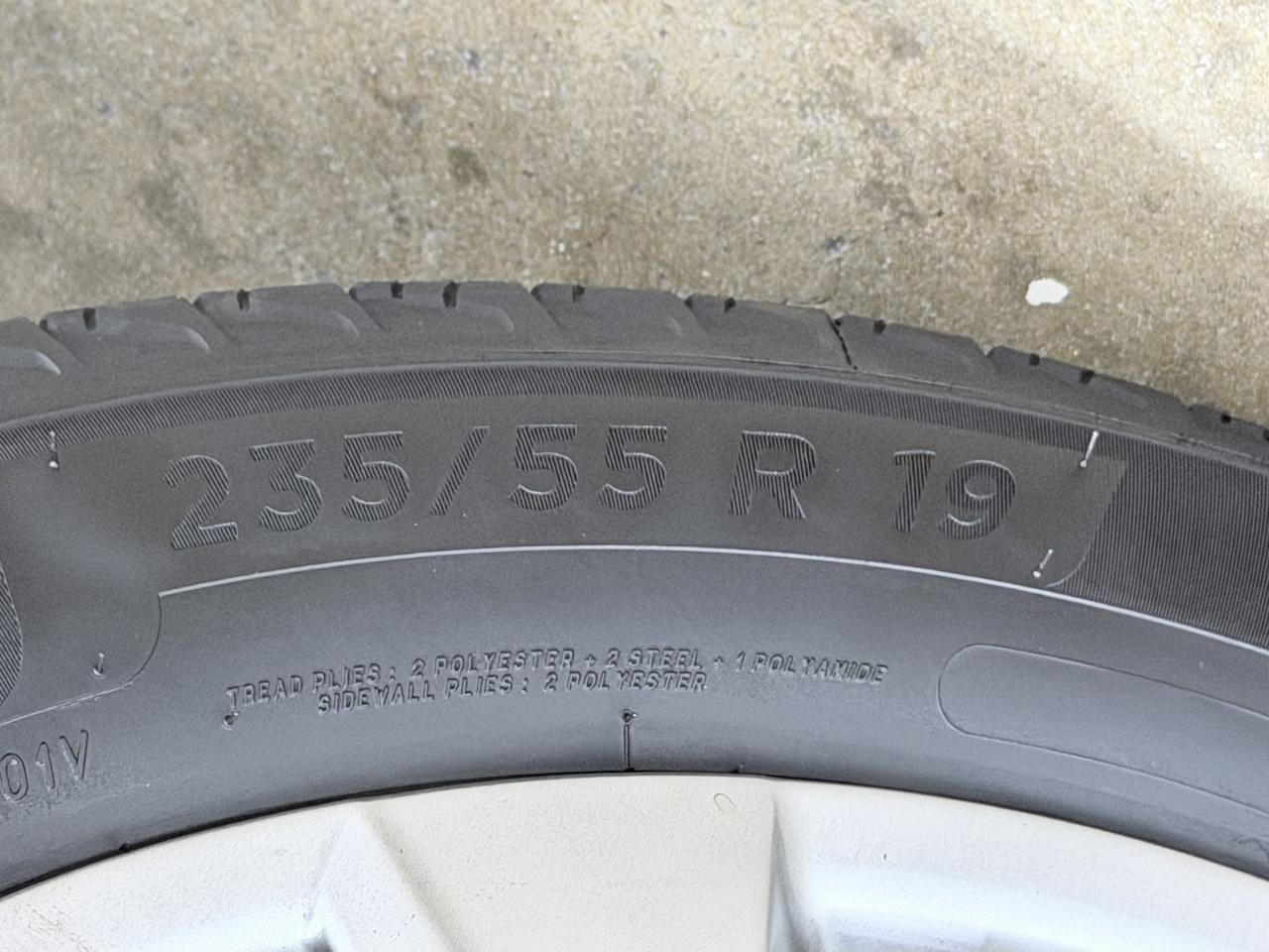Toyota RAV4 XLE Premium FWD (Natl) 2025