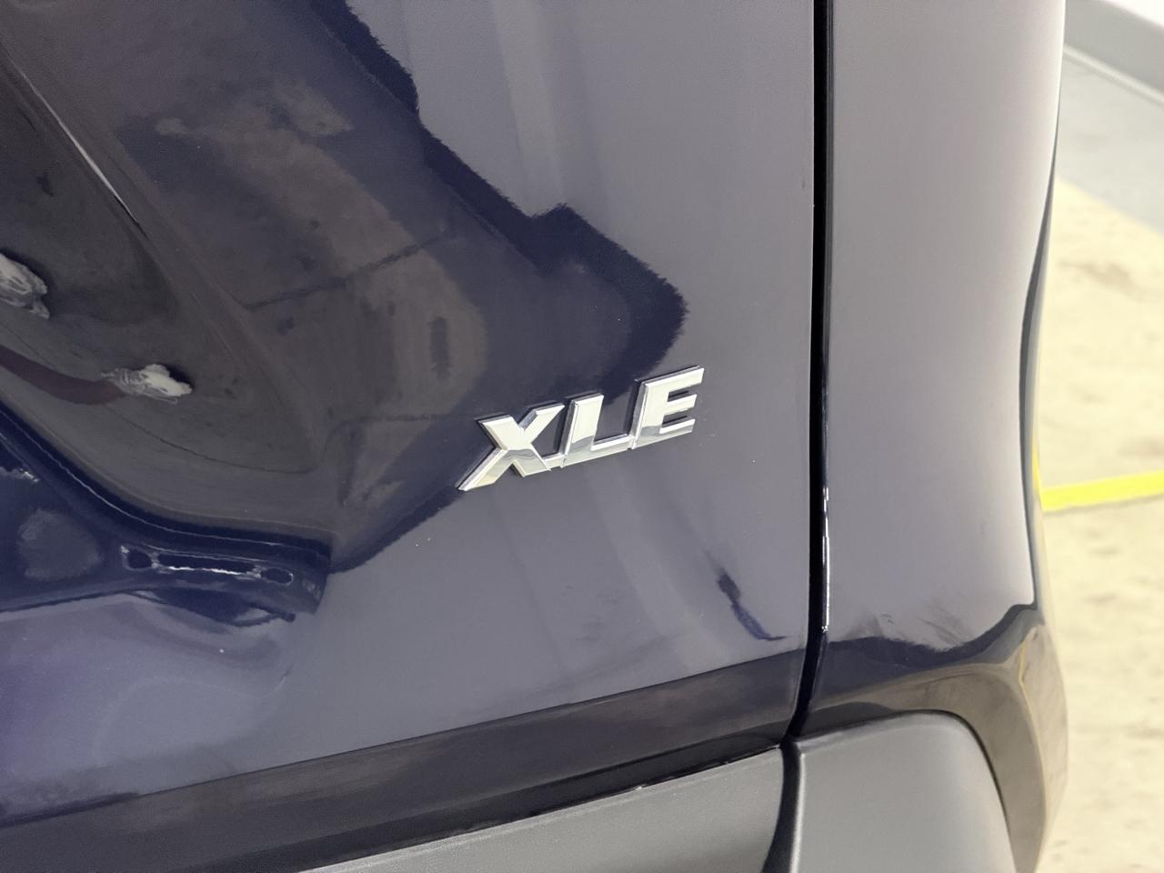 Toyota RAV4 XLE Premium FWD (Natl) 2025