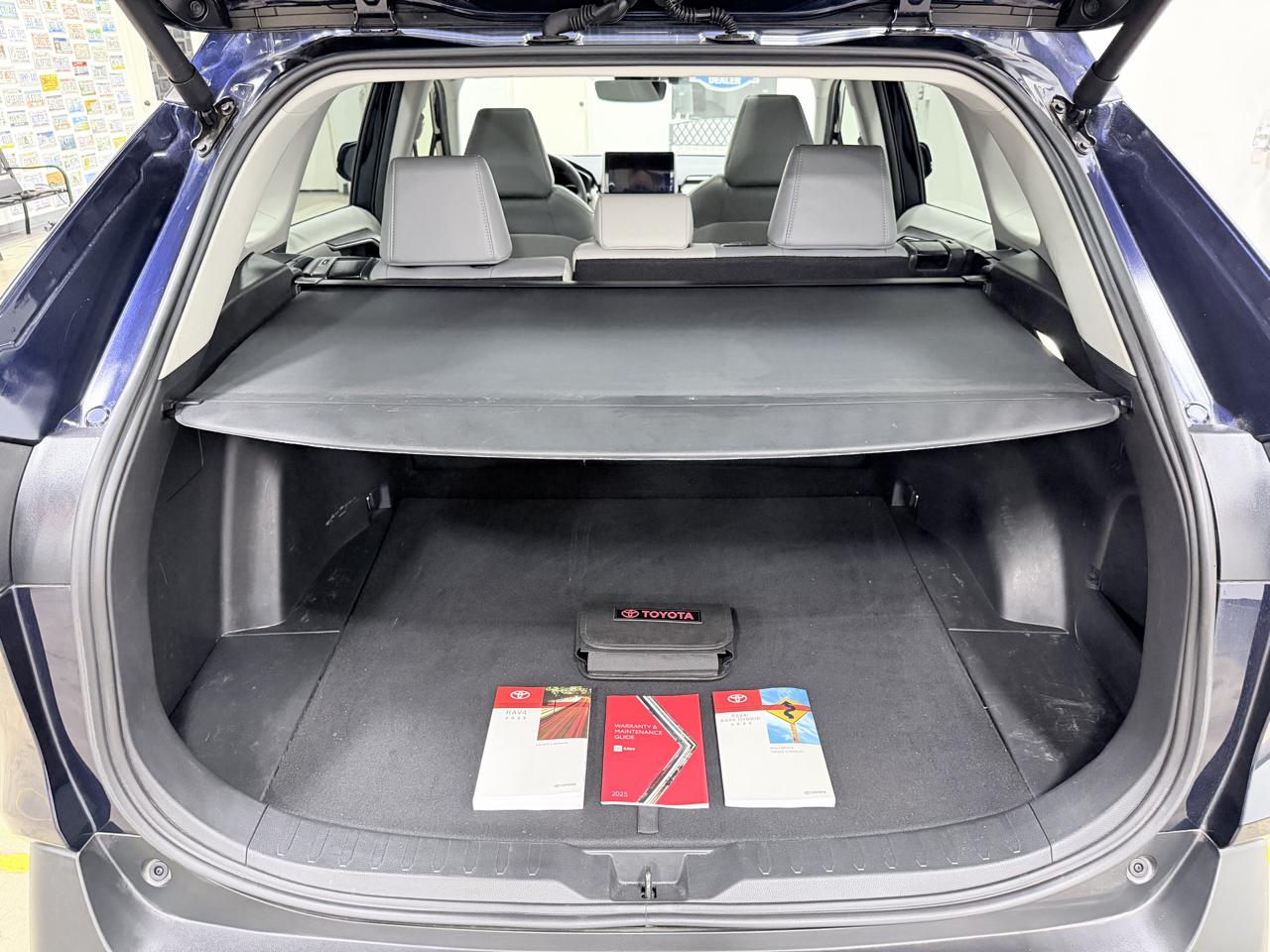 Toyota RAV4 XLE Premium FWD (Natl) 2025