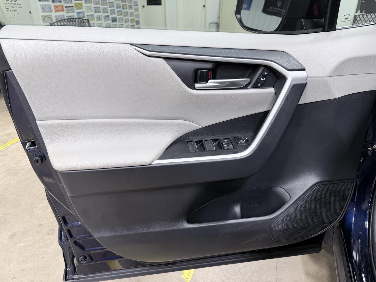 Toyota RAV4 XLE Premium FWD (Natl) 2025