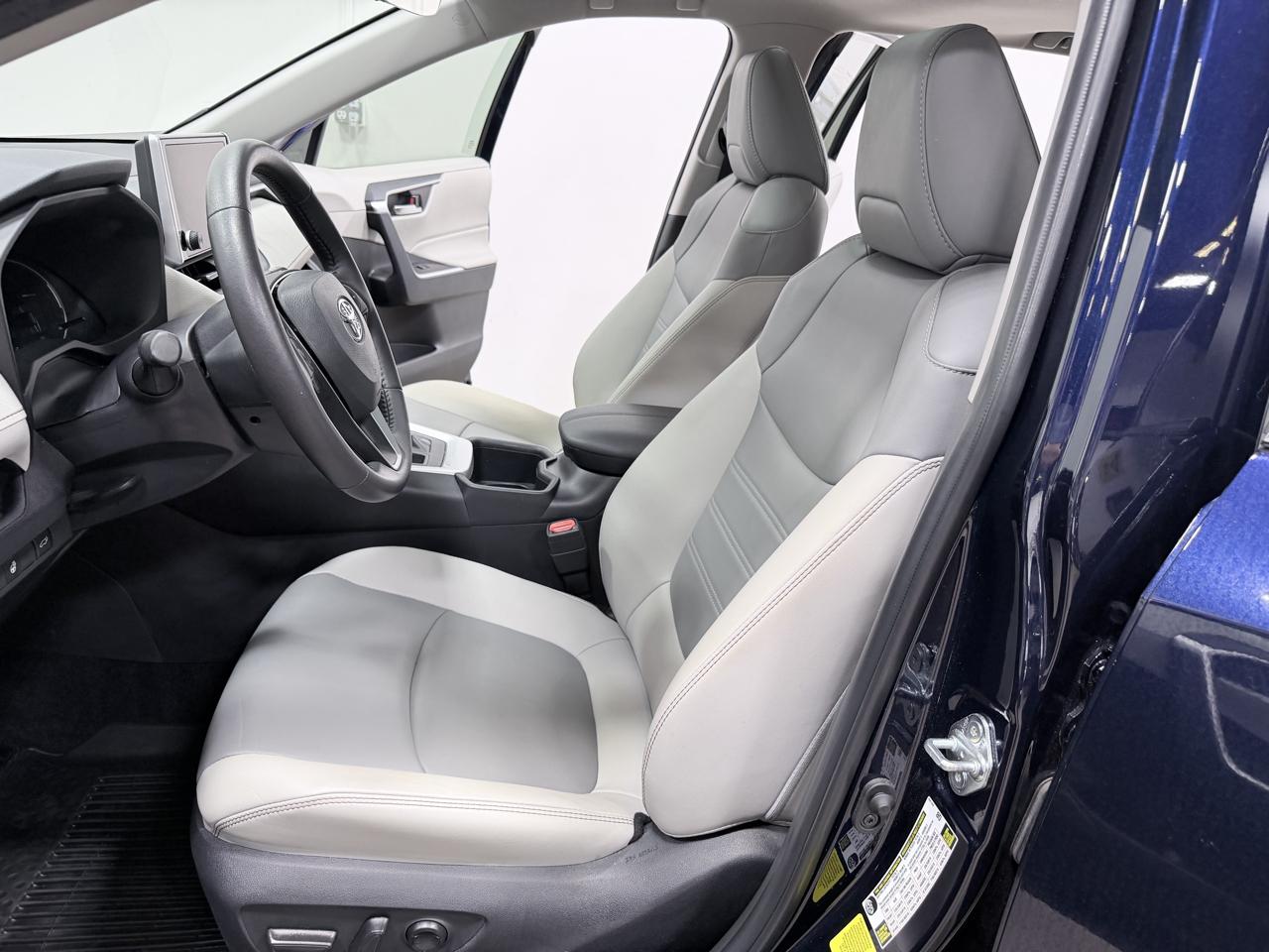 Toyota RAV4 XLE Premium FWD (Natl) 2025
