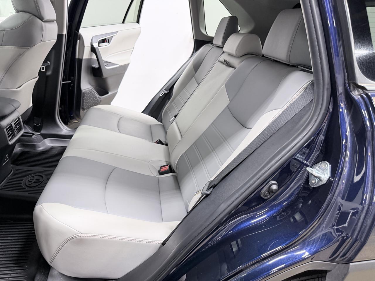 Toyota RAV4 XLE Premium FWD (Natl) 2025