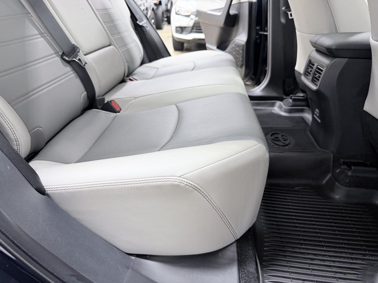 Toyota RAV4 XLE Premium FWD (Natl) 2025
