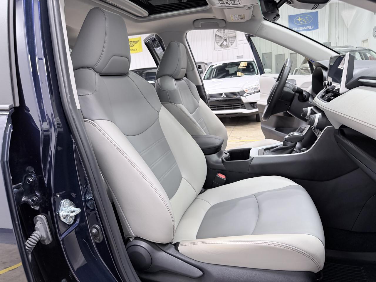 Toyota RAV4 XLE Premium FWD (Natl) 2025