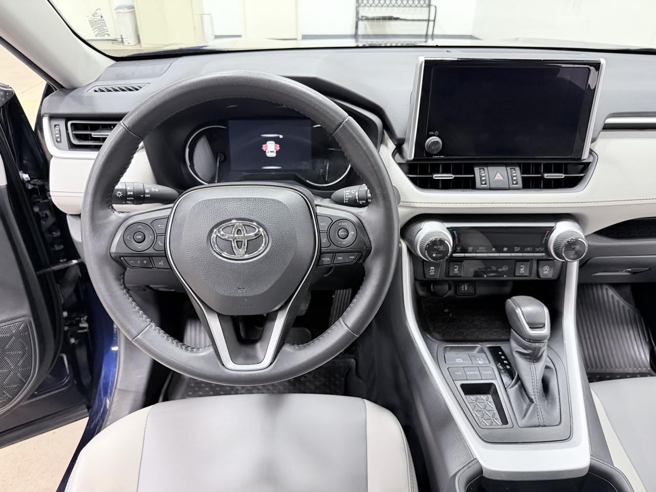 Toyota RAV4 XLE Premium FWD (Natl) 2025