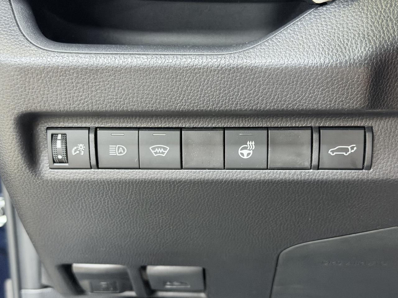 Toyota RAV4 XLE Premium FWD (Natl) 2025