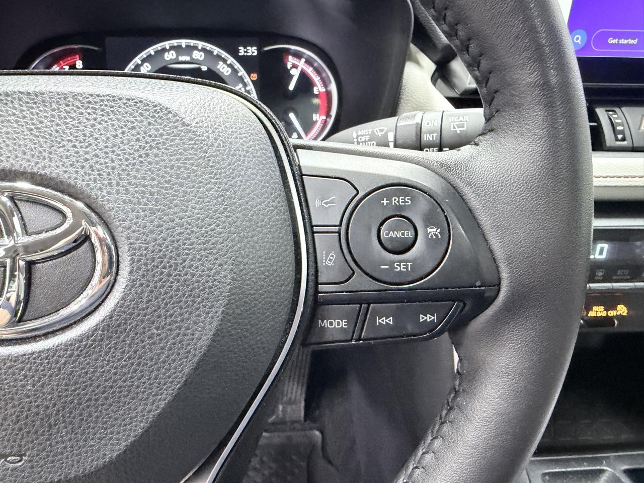 Toyota RAV4 XLE Premium FWD (Natl) 2025