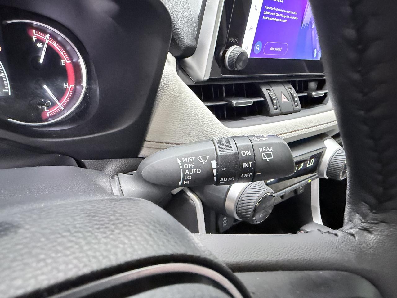 Toyota RAV4 XLE Premium FWD (Natl) 2025