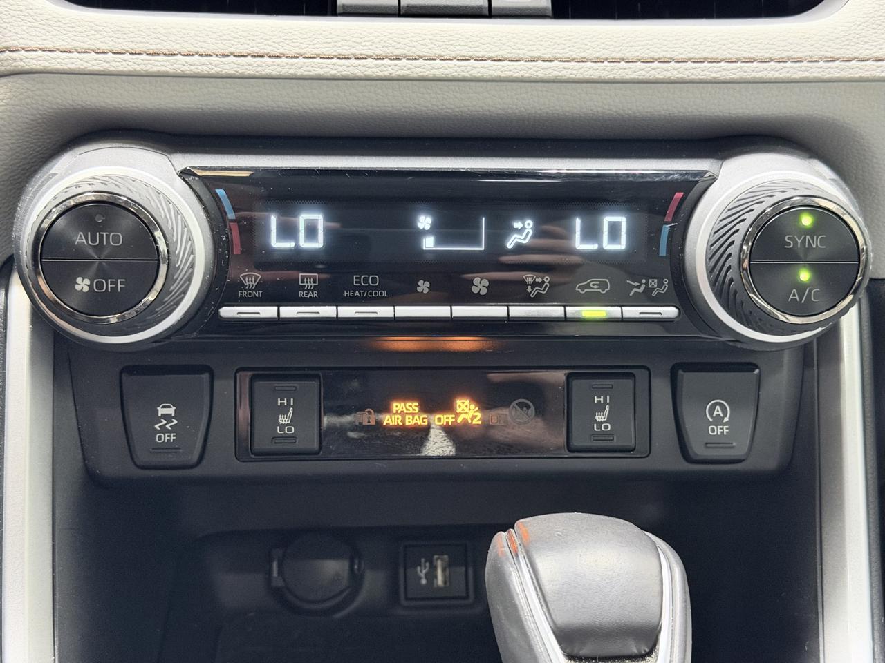 Toyota RAV4 XLE Premium FWD (Natl) 2025