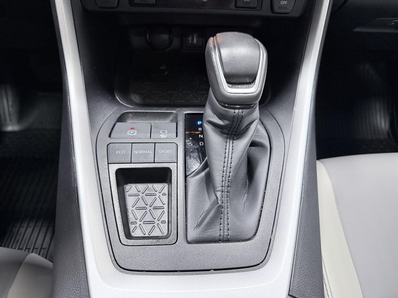 Toyota RAV4 XLE Premium FWD (Natl) 2025