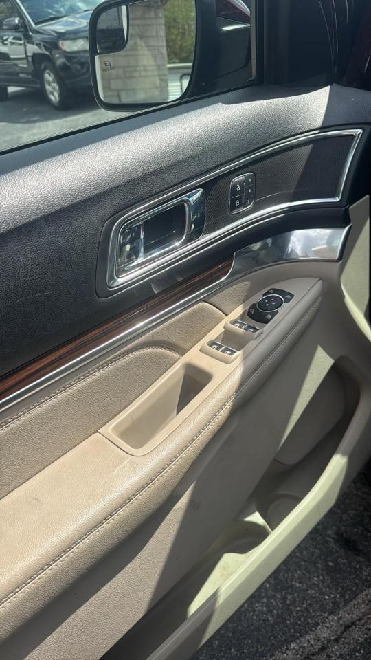 Ford Explorer photo 8