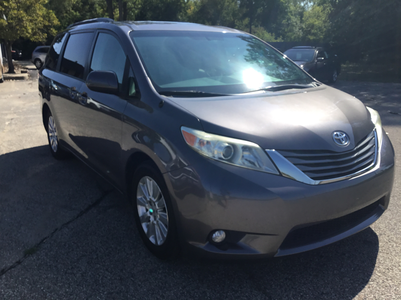 2011 Toyota Sienna XLE photo 3