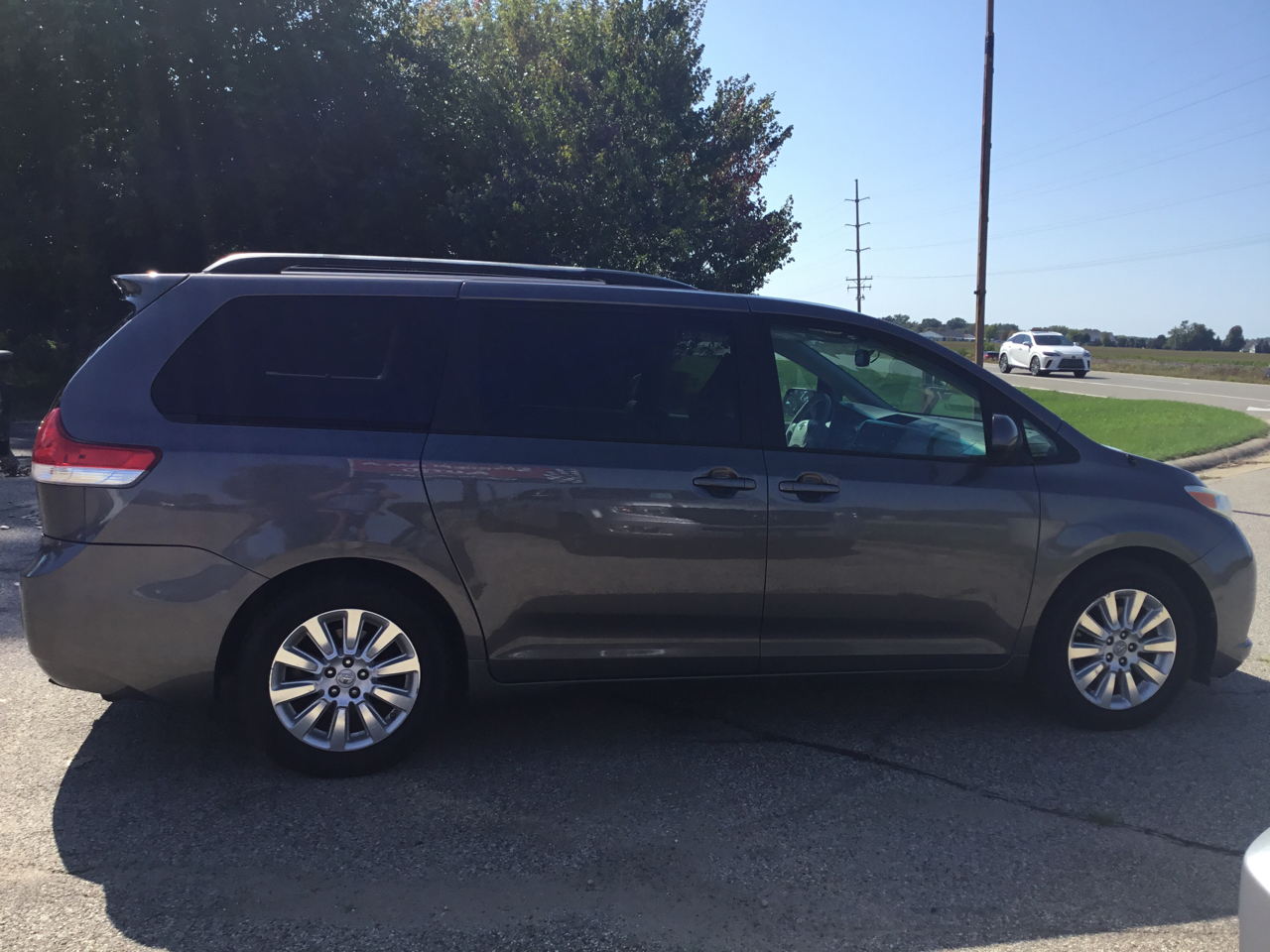 2011 Toyota Sienna XLE photo 4