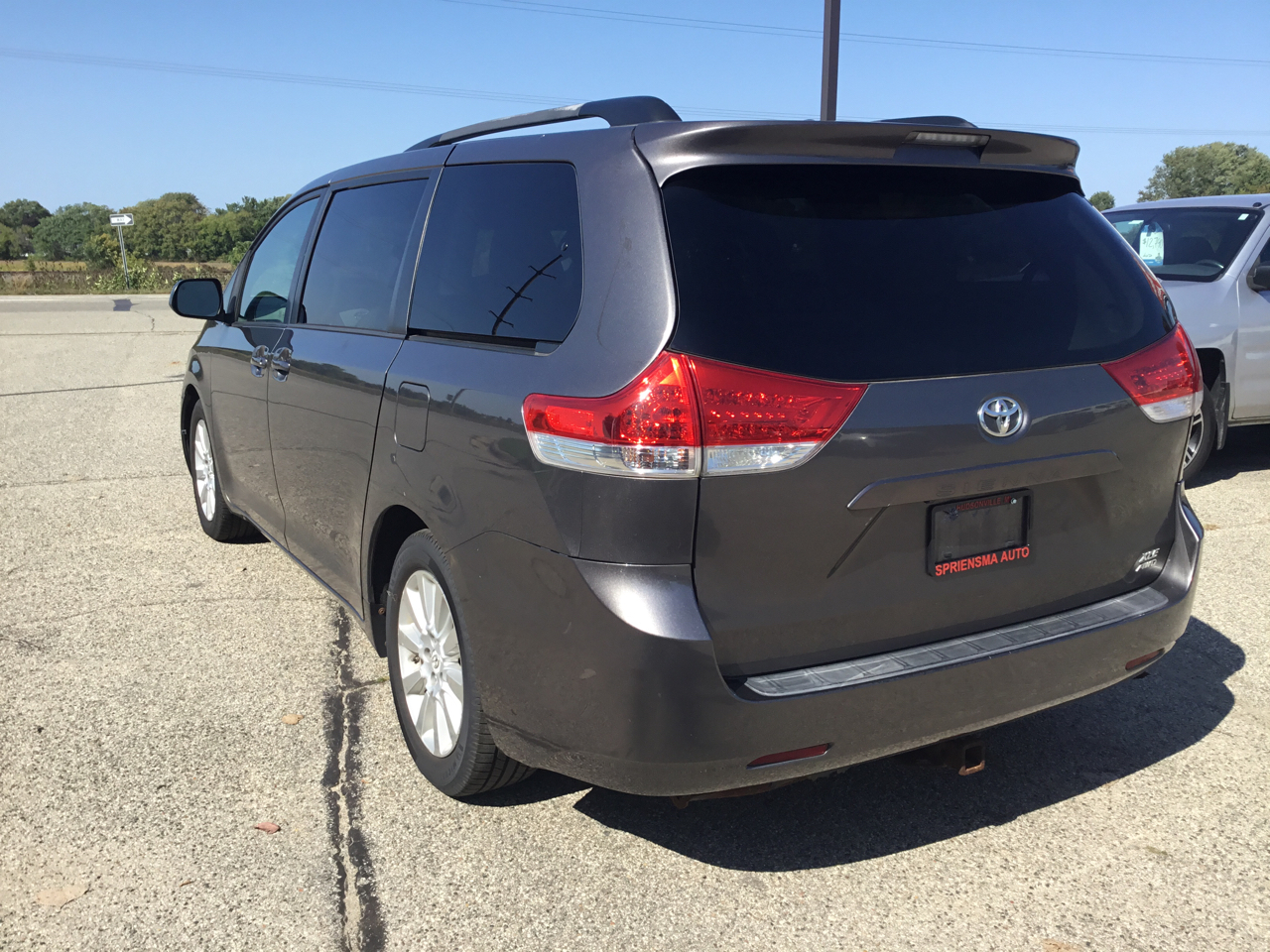 2011 Toyota Sienna XLE photo 8