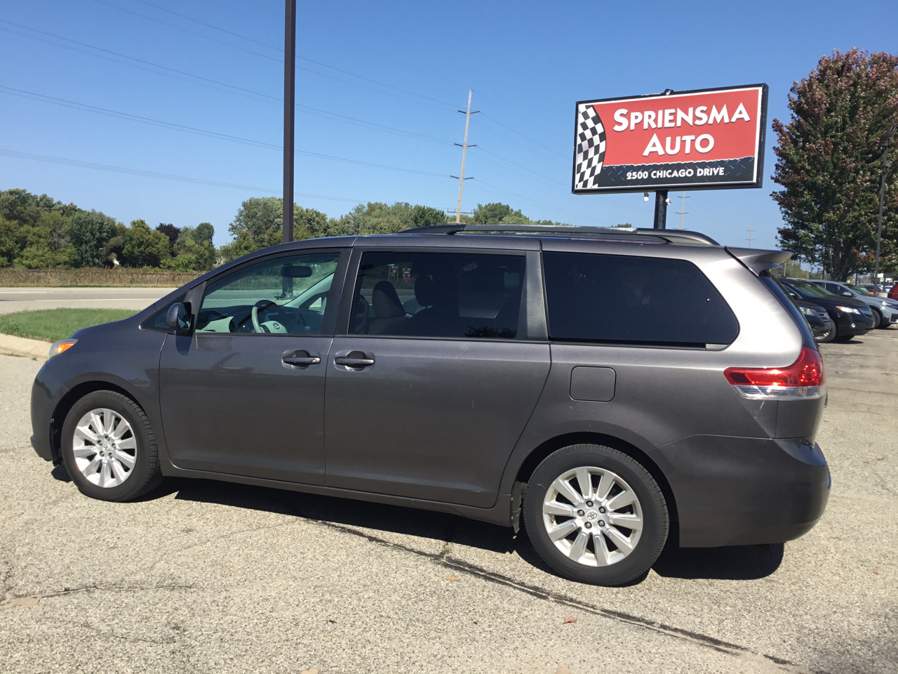 2011 Toyota Sienna XLE photo 9