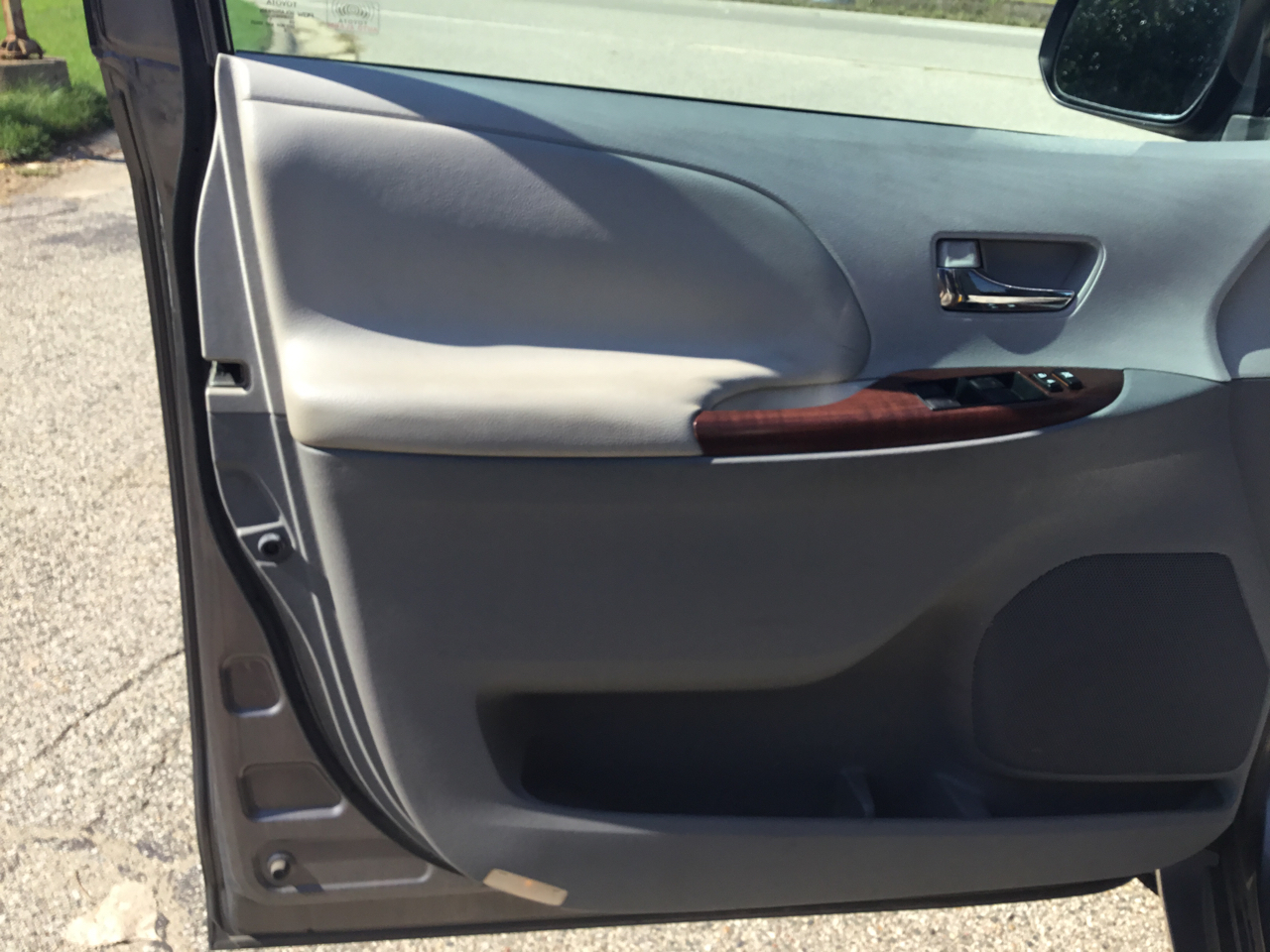 2011 Toyota Sienna XLE photo 12