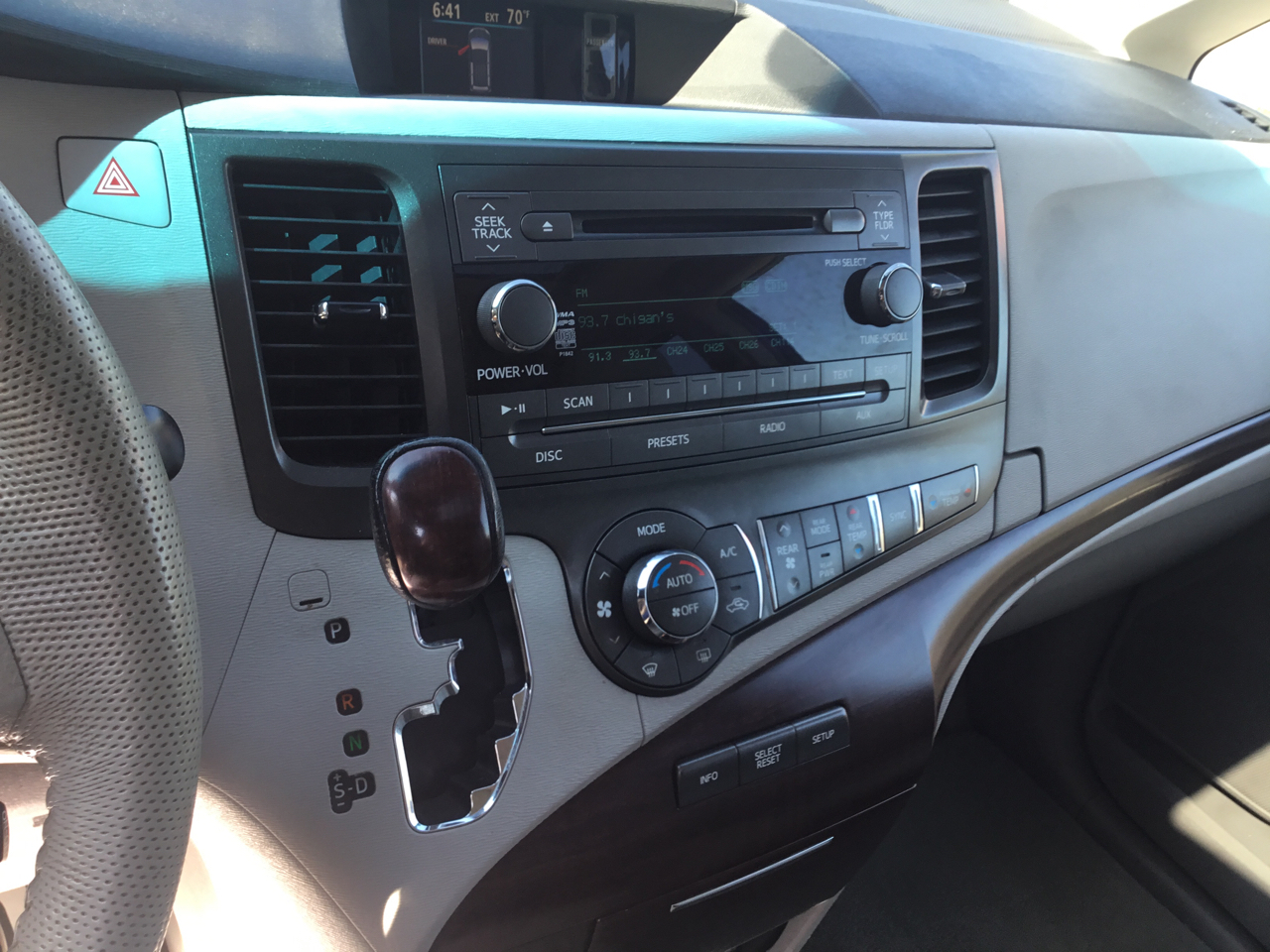 2011 Toyota Sienna XLE photo 15