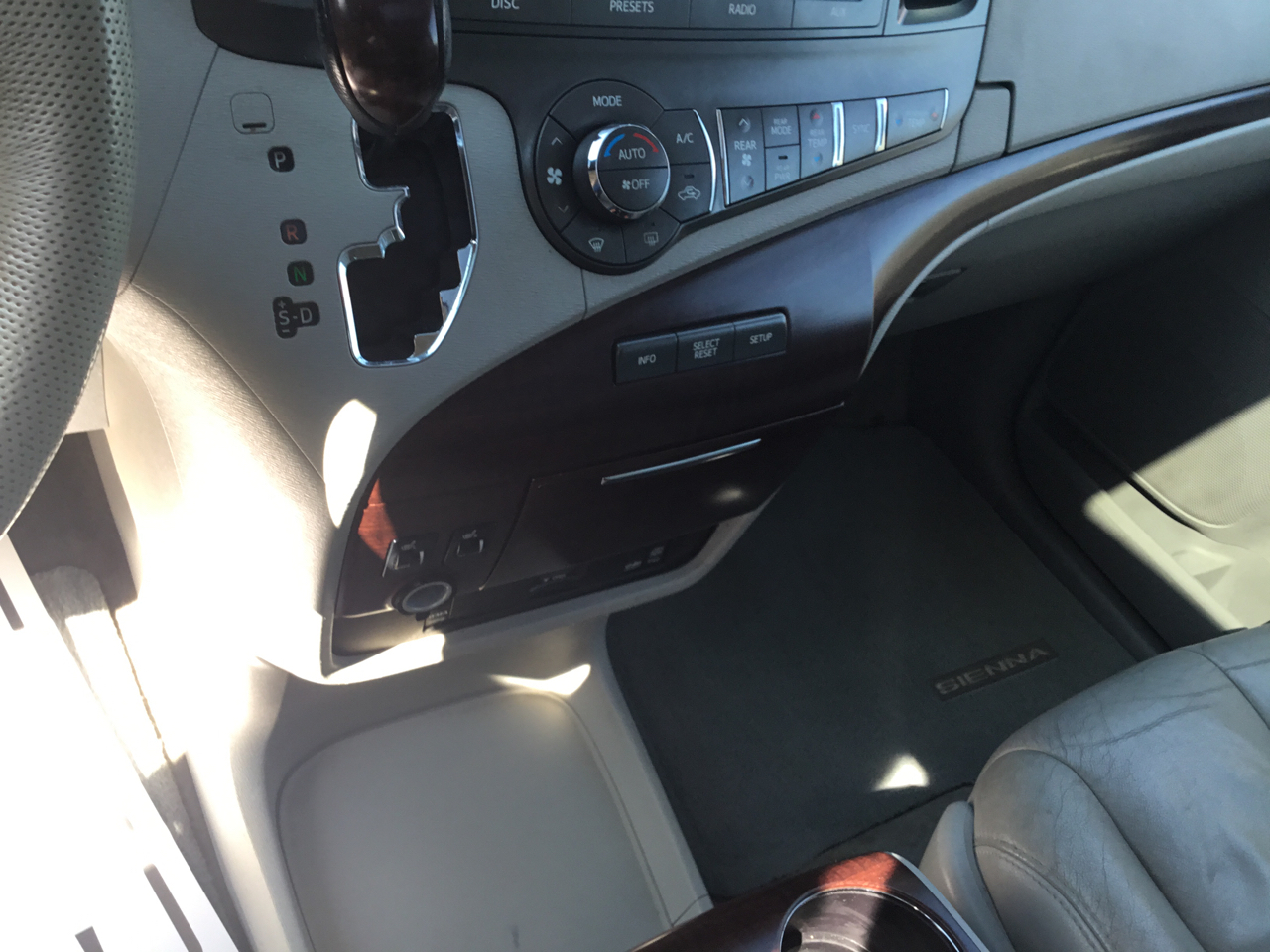 2011 Toyota Sienna XLE photo 16