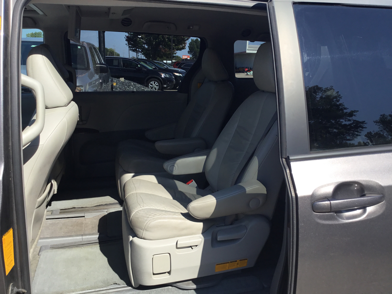 2011 Toyota Sienna XLE photo 17