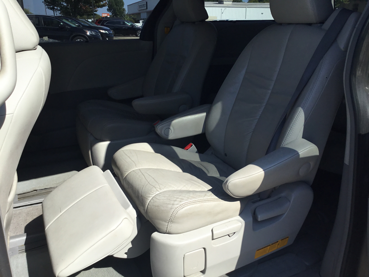 2011 Toyota Sienna XLE photo 19