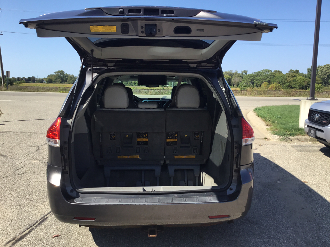 2011 Toyota Sienna XLE photo 21