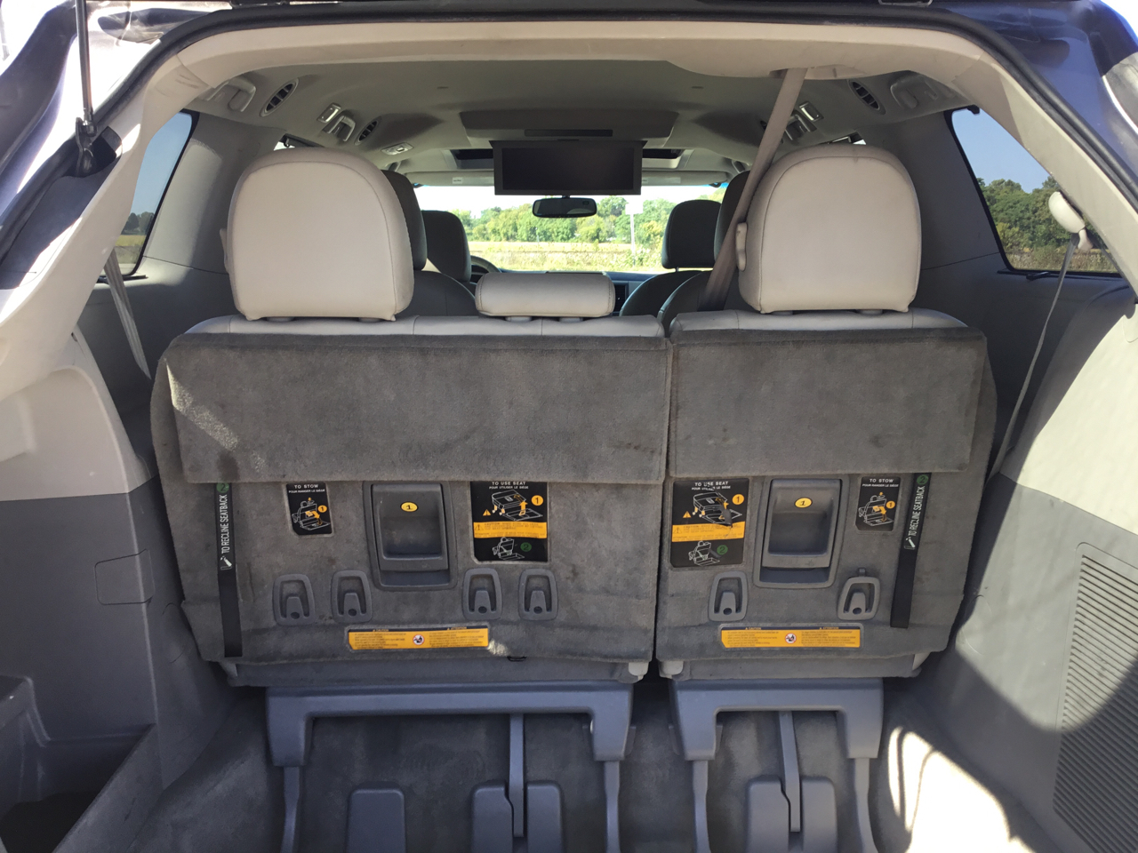 2011 Toyota Sienna XLE photo 23