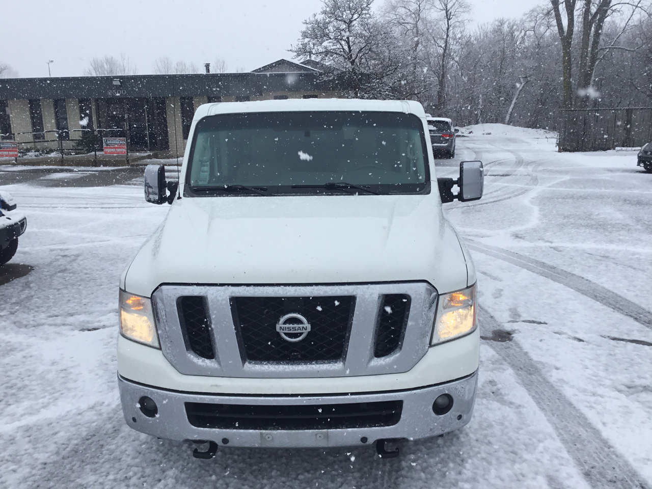 Nissan NV Passenger 3500 S V8 2016