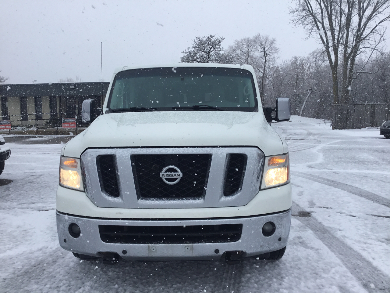 Nissan NV Passenger 3500 S V8 2016