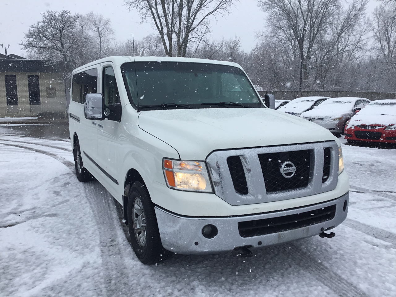 Nissan NV Passenger 3500 S V8 2016