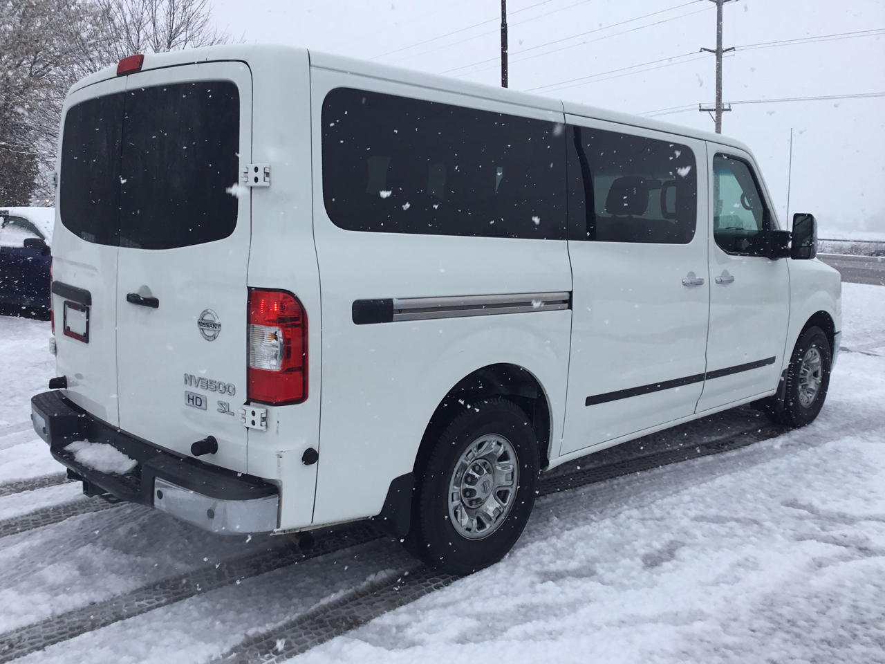 Nissan NV Passenger 3500 S V8 2016