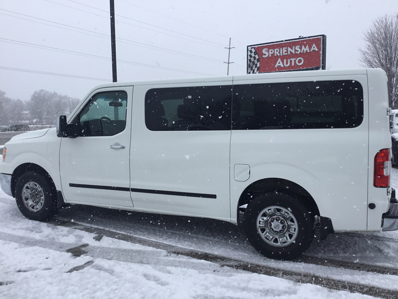 Nissan NV Passenger 3500 S V8 2016