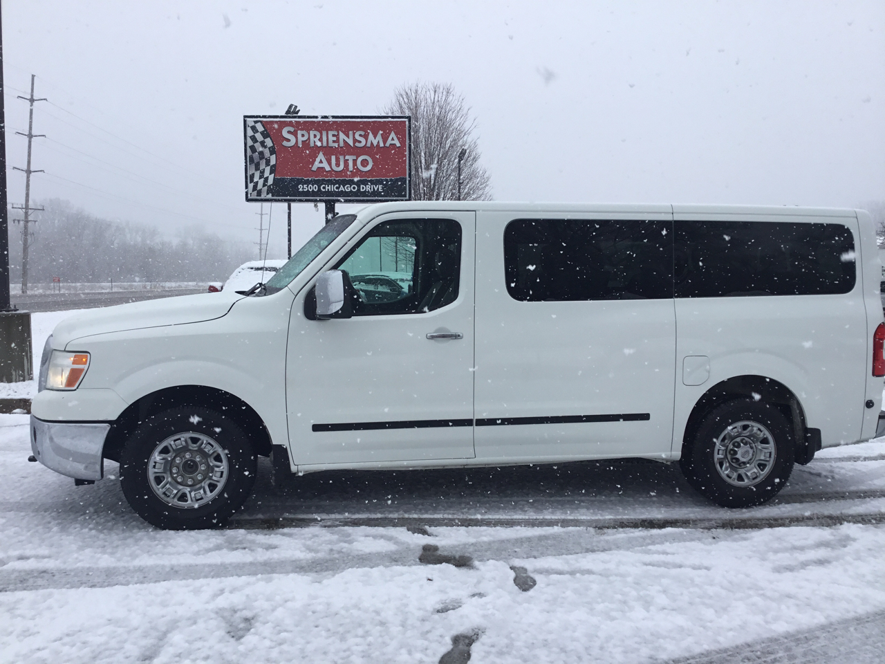 Nissan NV Passenger 3500 S V8 2016