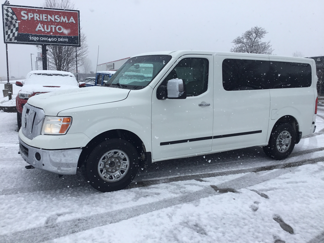 Nissan NV Passenger 3500 S V8 2016