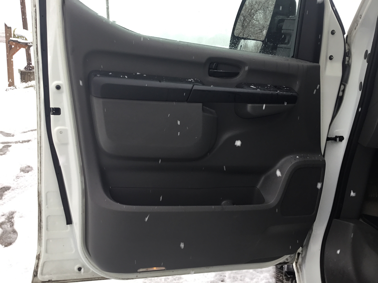 Nissan NV Passenger 3500 S V8 2016