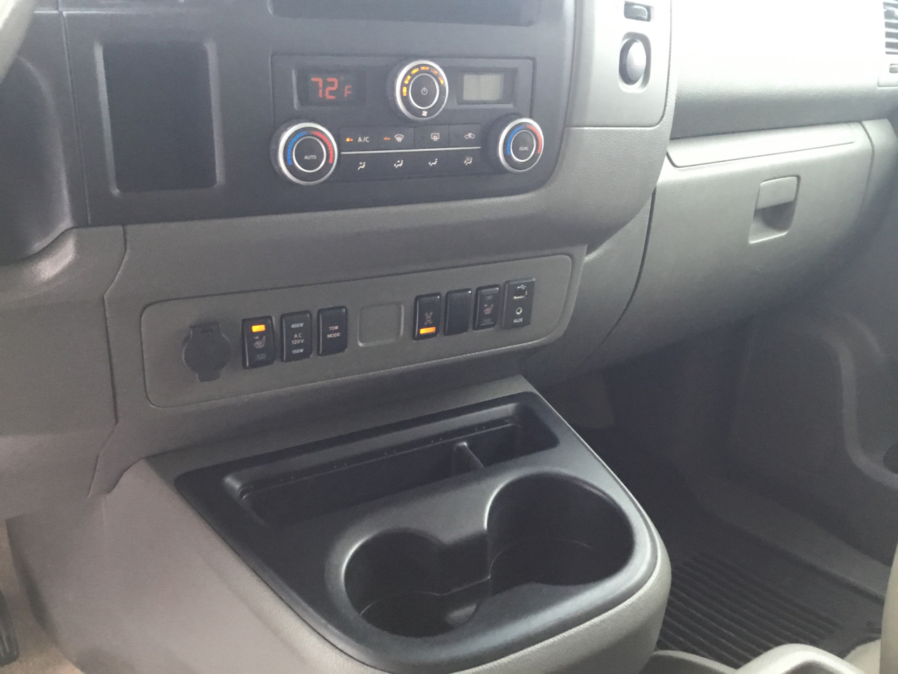 Nissan NV Passenger 3500 S V8 2016