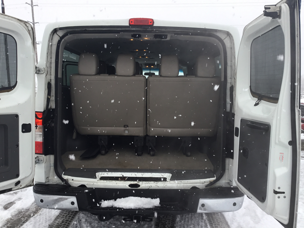 Nissan NV Passenger 3500 S V8 2016