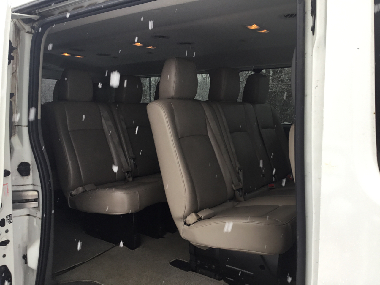 Nissan NV Passenger 3500 S V8 2016