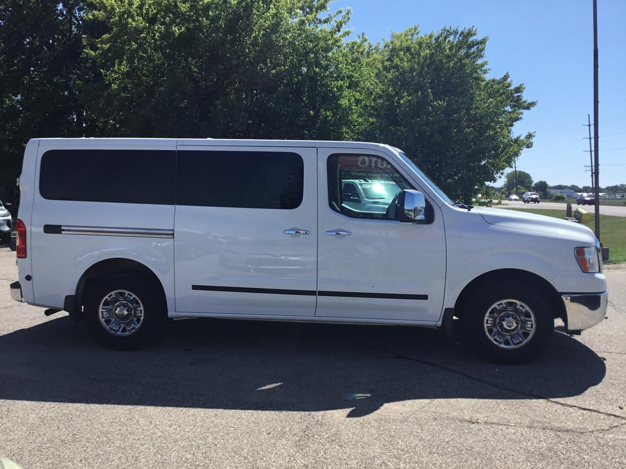 Nissan NV Passenger 3500 V8 SL 2016