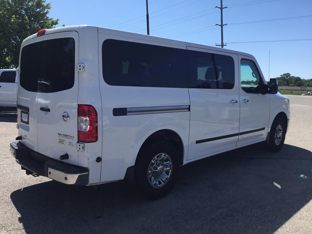 Nissan NV Passenger 3500 V8 SL 2016