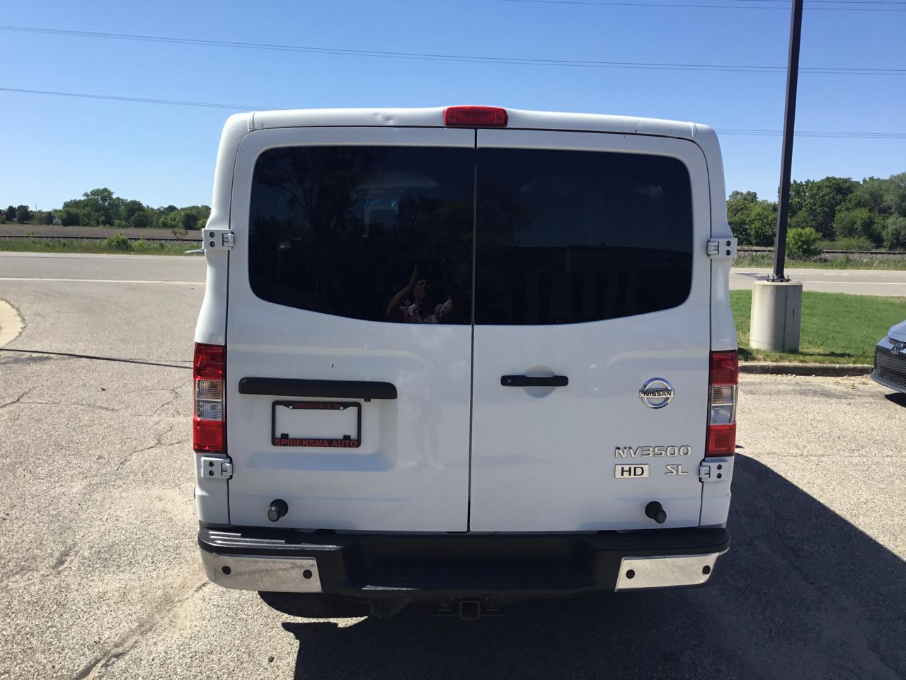 Nissan NV Passenger 3500 V8 SL 2016