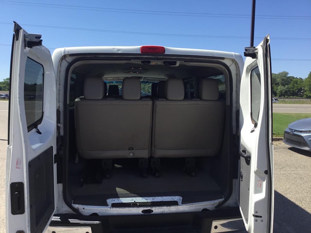 Nissan NV Passenger 3500 V8 SL 2016