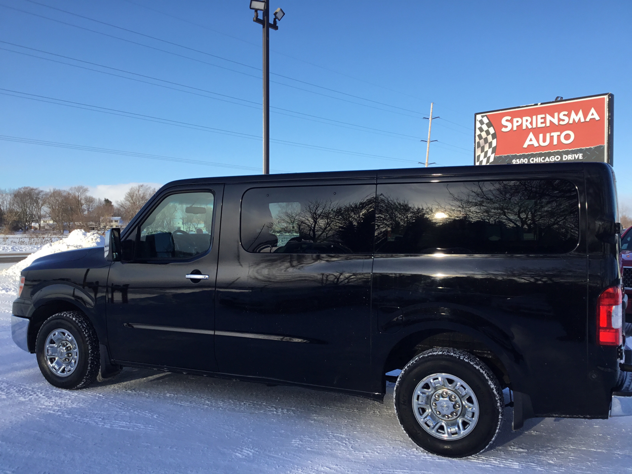 Nissan NV Passenger 3500 SL V8 2018